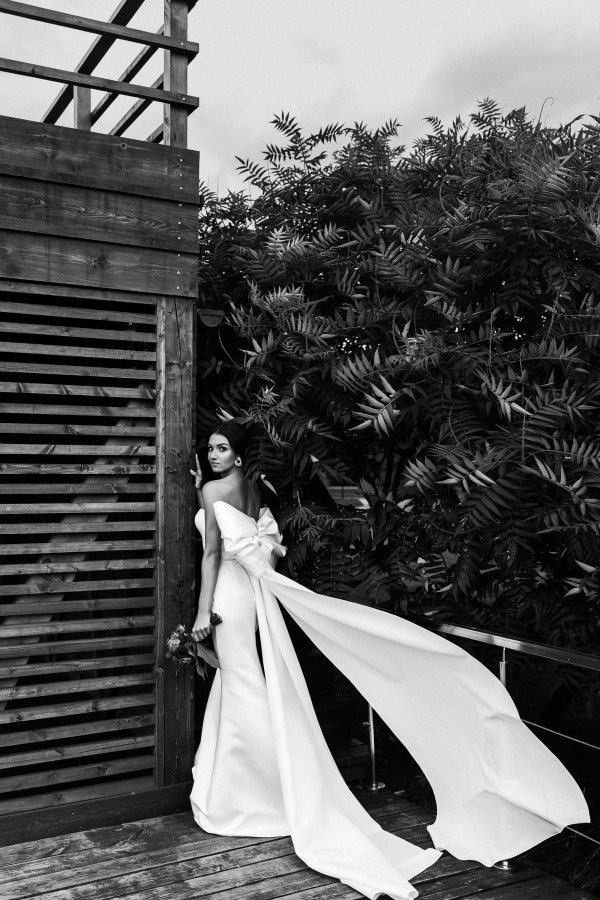 Яркая свадьба с церемонией у большого синего