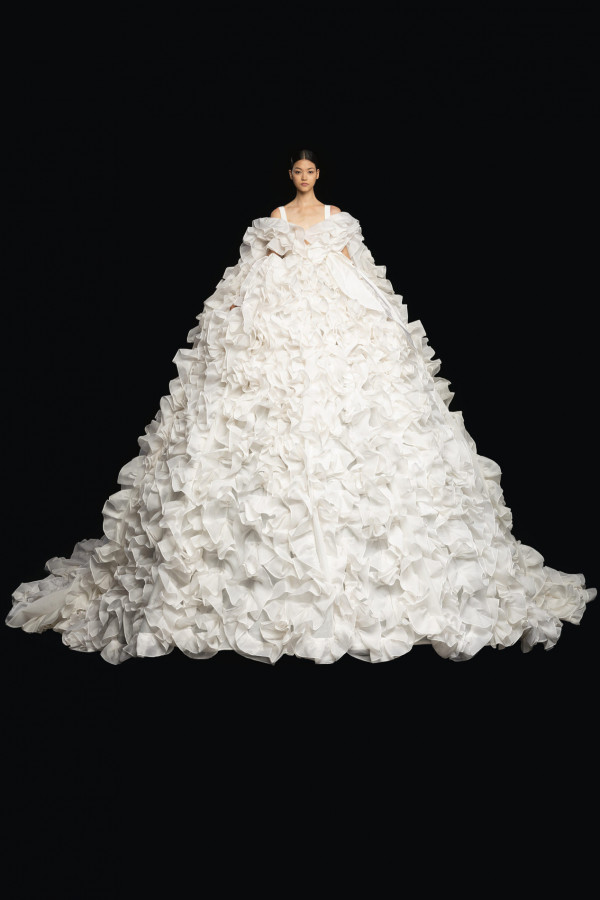 Свадебные платья в кутюрной коллекции Valentino осень-зима