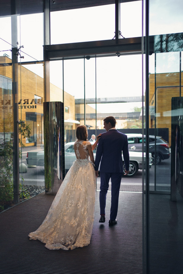 Современная осенняя свадьба в золотистых оттенках