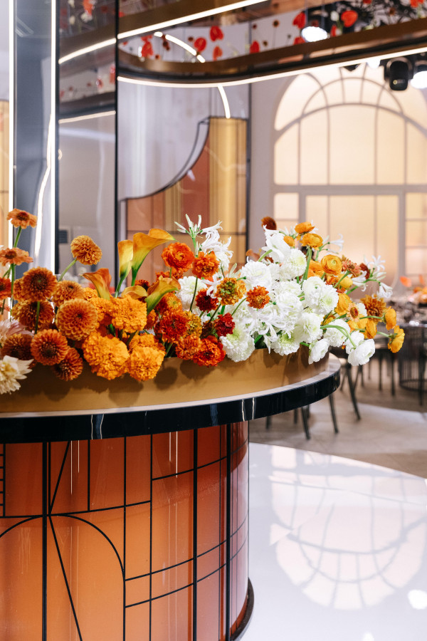 Современная осенняя свадьба в золотистых оттенках