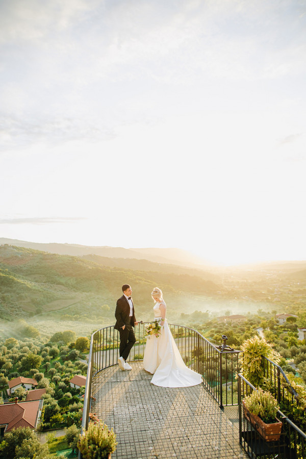 Свадебный ужин под сенью виноградных листьев