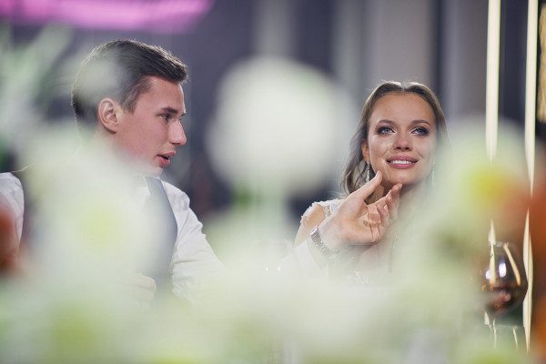 Современная осенняя свадьба в золотистых оттенках