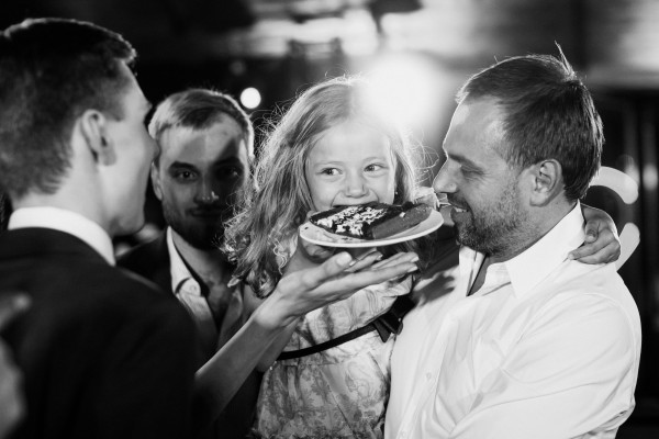 Яркая свадьба с церемонией у большого синего