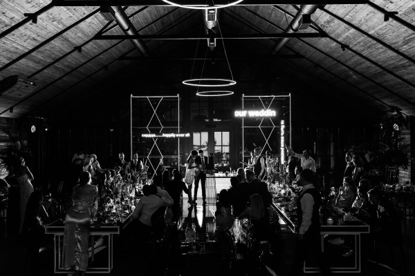 Яркая свадьба с церемонией у большого синего