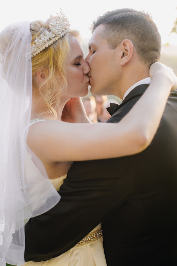 Свадебный ужин под сенью виноградных листьев