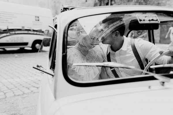 Невеста в свадебном платье своей мамы —