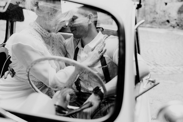 Невеста в свадебном платье своей мамы —