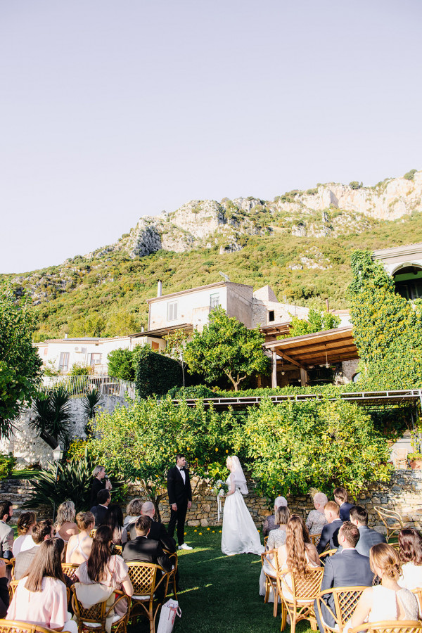 Свадебный ужин под сенью виноградных листьев