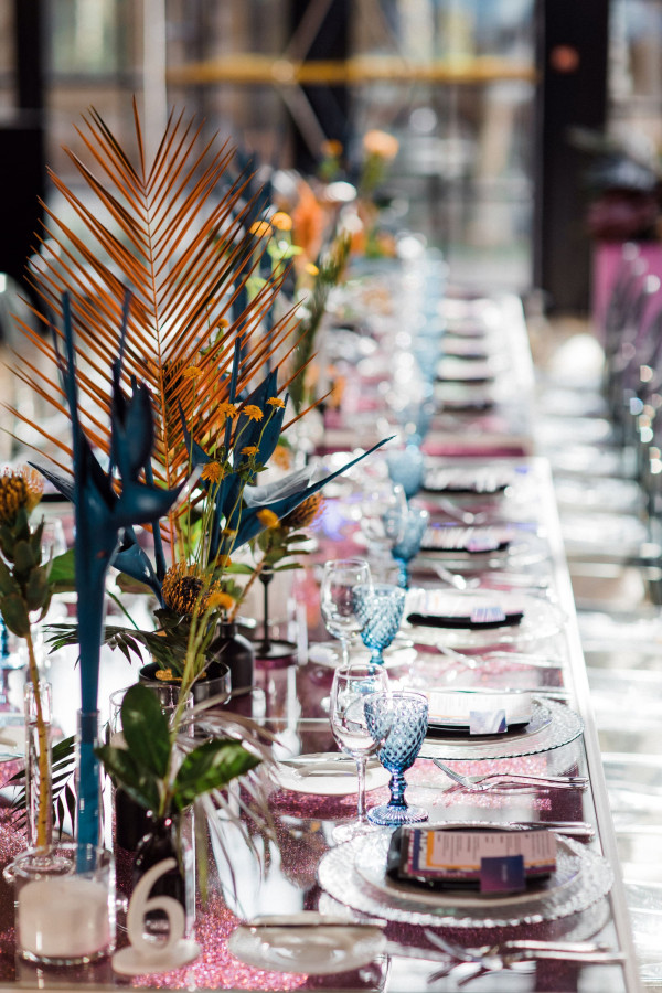 Яркая свадьба с церемонией у большого синего