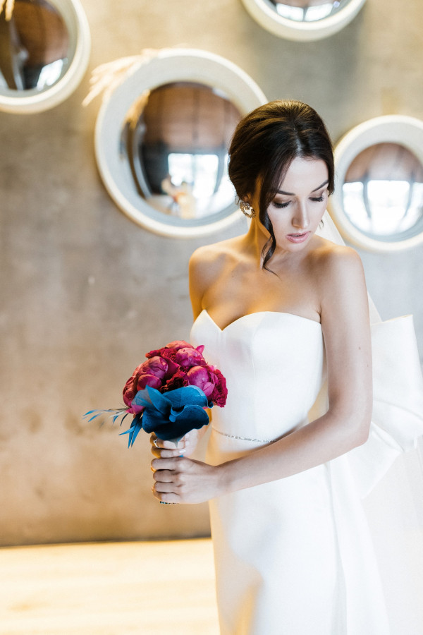 Яркая свадьба с церемонией у большого синего