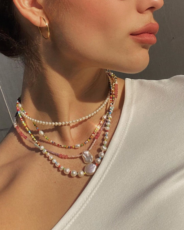 Все носят браслеты в стиле 90-х. Рассказываем,