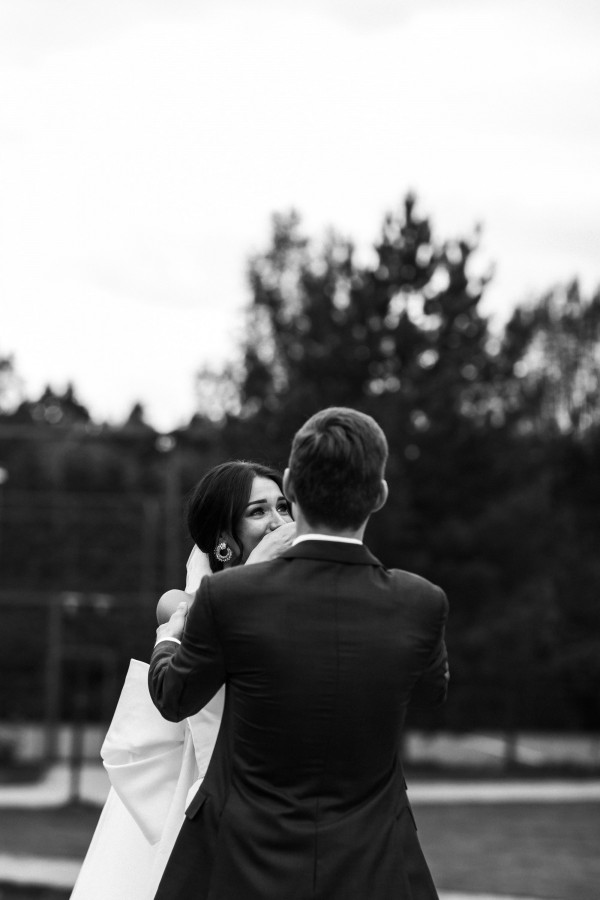 Яркая свадьба с церемонией у большого синего