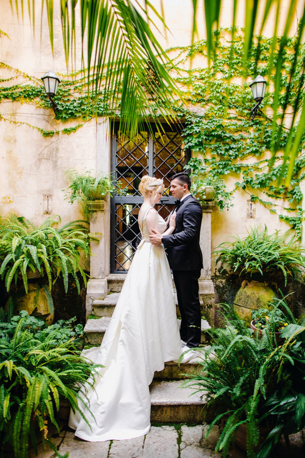 Свадебный ужин под сенью виноградных листьев