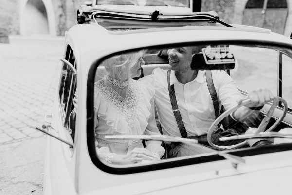 Невеста в свадебном платье своей мамы —