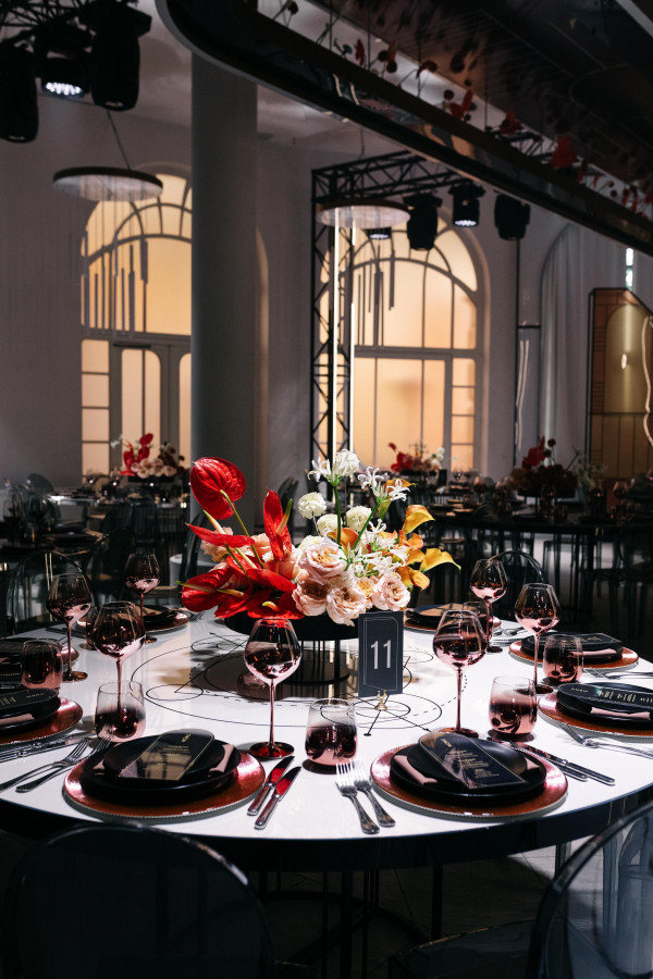 Современная осенняя свадьба в золотистых оттенках