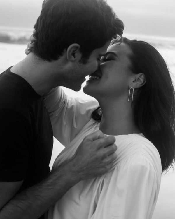 Деми Ловато объявила о помолвке кадрами с