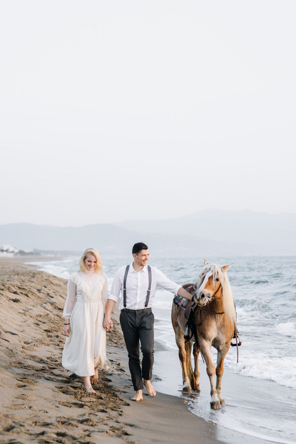 Невеста в свадебном платье своей мамы —