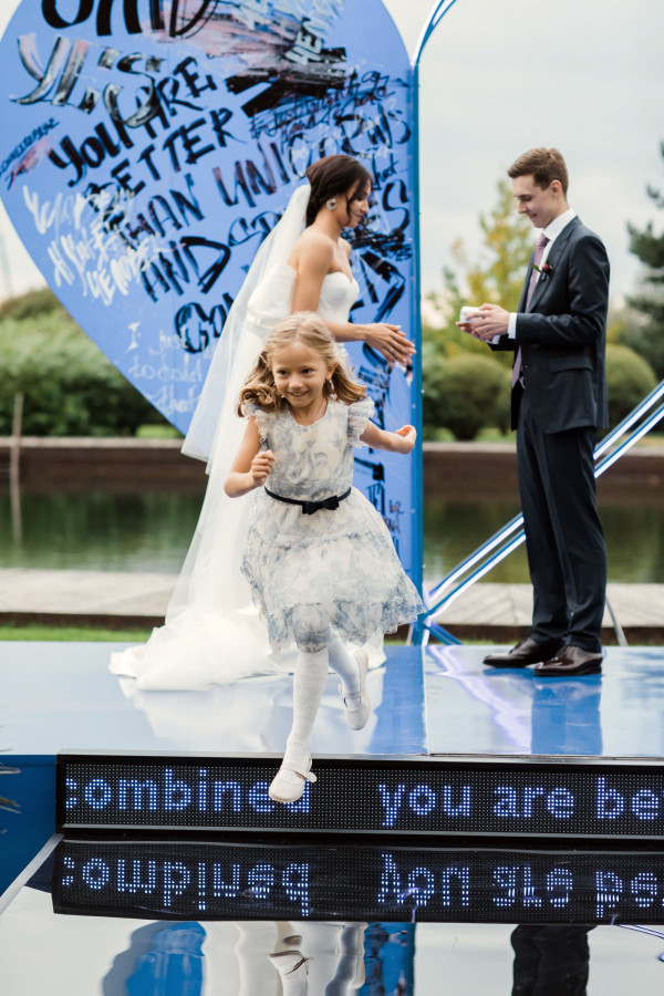 Яркая свадьба с церемонией у большого синего