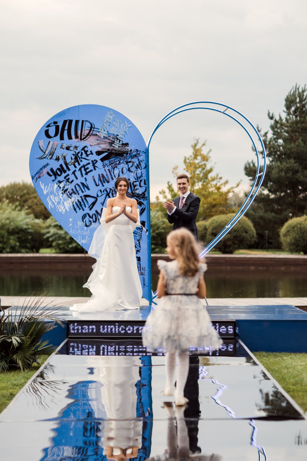 Яркая свадьба с церемонией у большого синего