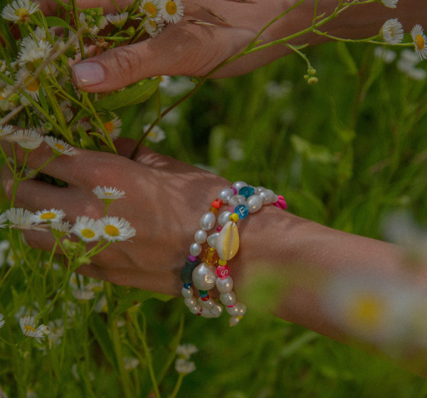 Все носят браслеты в стиле 90-х. Рассказываем,