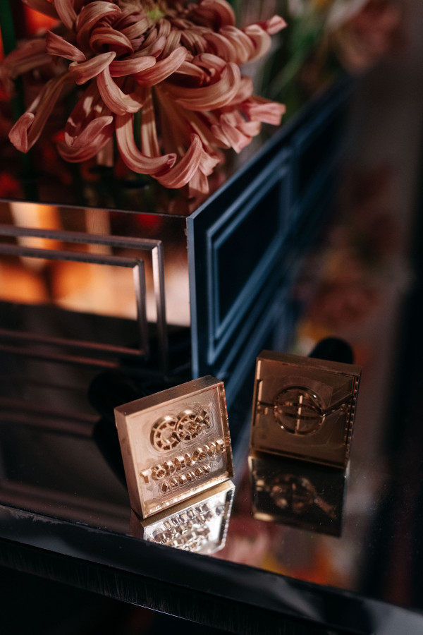 Современная осенняя свадьба в золотистых оттенках