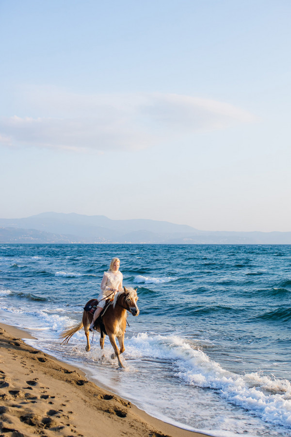 Невеста в свадебном платье своей мамы —