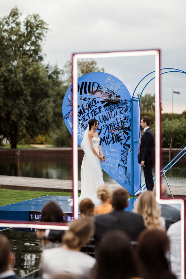 Яркая свадьба с церемонией у большого синего