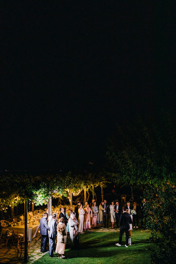 Свадебный ужин под сенью виноградных листьев