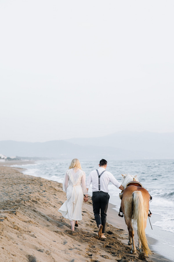 Невеста в свадебном платье своей мамы —