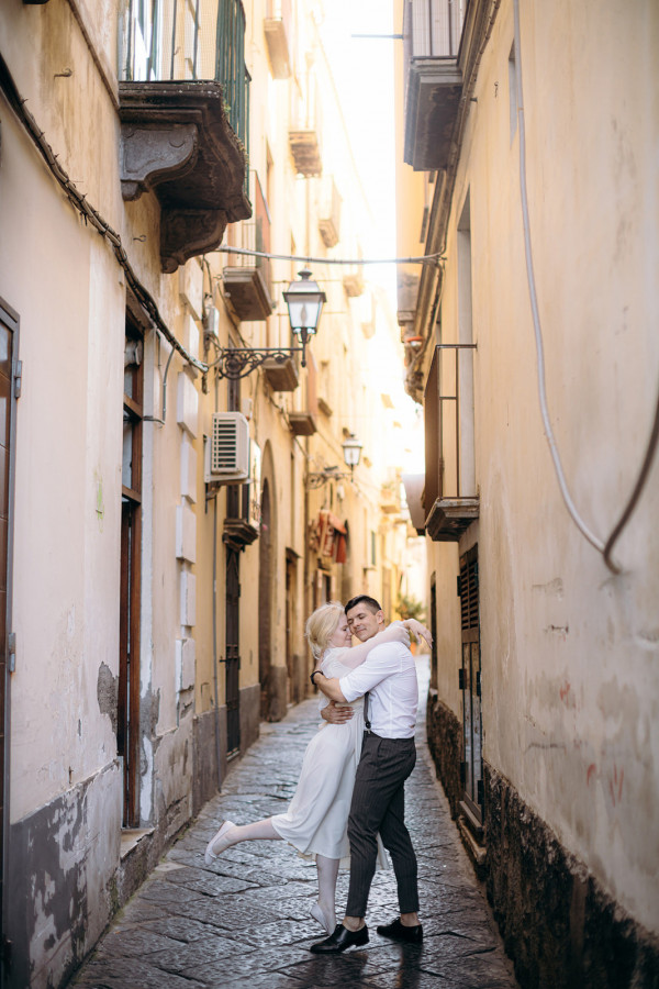 Невеста в свадебном платье своей мамы —