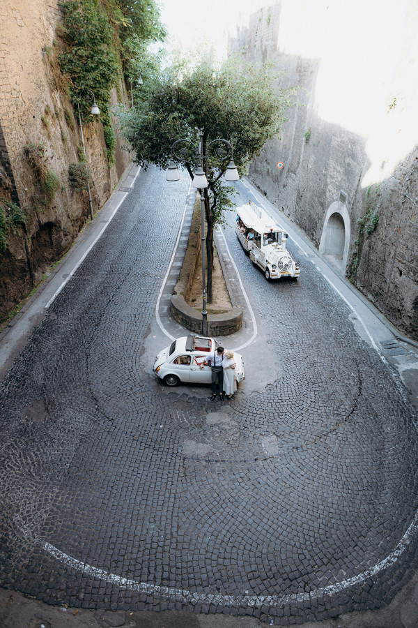 Невеста в свадебном платье своей мамы —