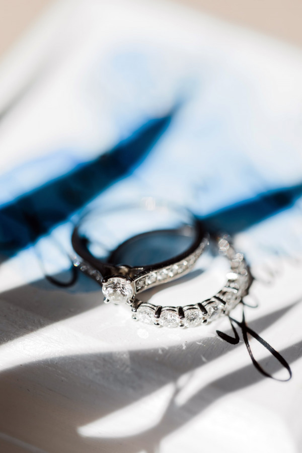 Яркая свадьба с церемонией у большого синего