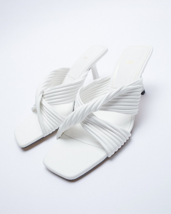 Где искать идеальные белые босоножки, если нужно