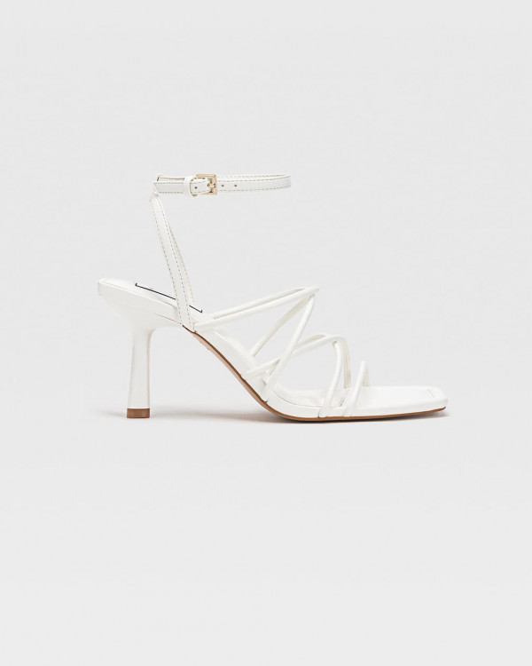 Где искать идеальные белые босоножки, если нужно