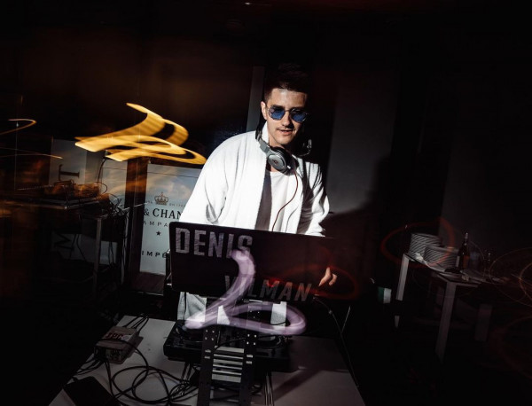 Диджеи Денис Вильман
