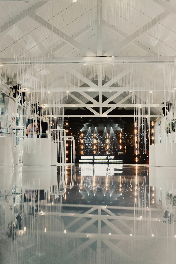 Нежное летнее оформление свадьбы с белоснежной флористикой