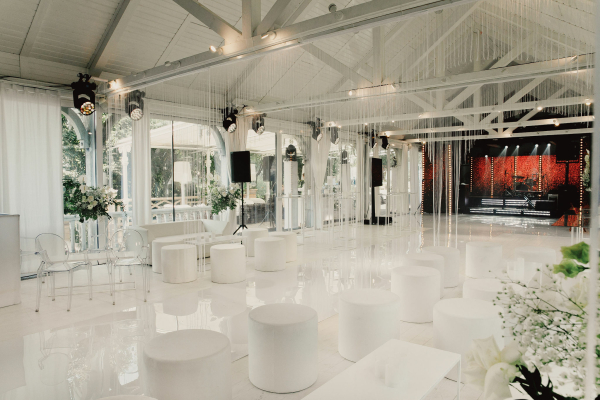 Нежное летнее оформление свадьбы с белоснежной флористикой