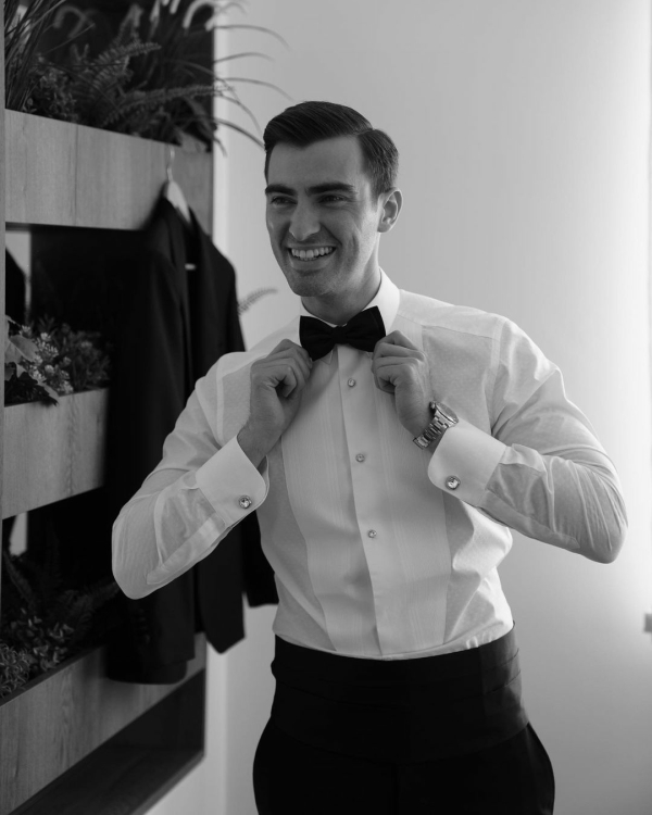 Где купить белую рубашку жениху?