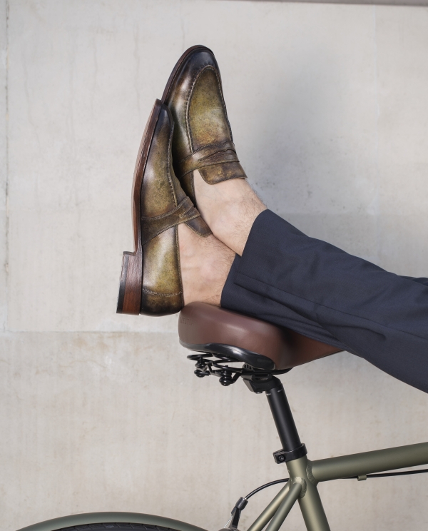 Где купить премиальную мужскую обувь ручной работы?