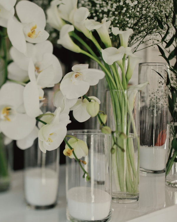 Нежное летнее оформление свадьбы с белоснежной флористикой