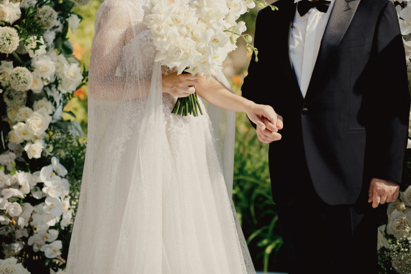 Нежное летнее оформление свадьбы с белоснежной флористикой