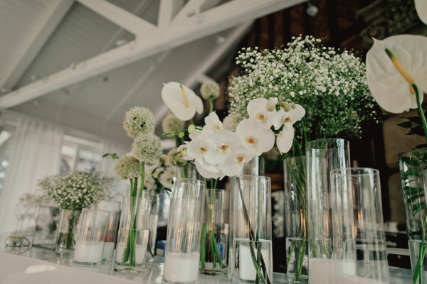 Нежное летнее оформление свадьбы с белоснежной флористикой