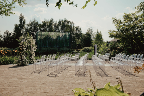 Нежное летнее оформление свадьбы с белоснежной флористикой