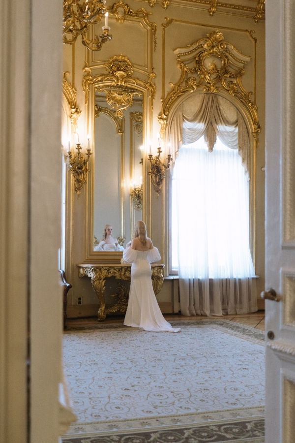 Утро в Four Season Lion Palace, роспись