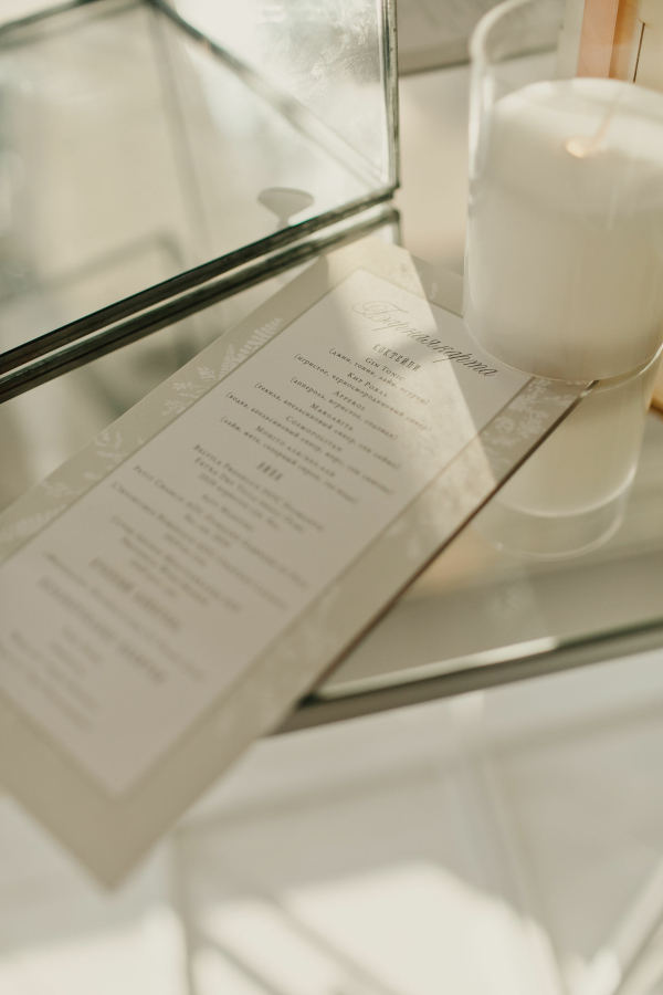 Нежное летнее оформление свадьбы с белоснежной флористикой