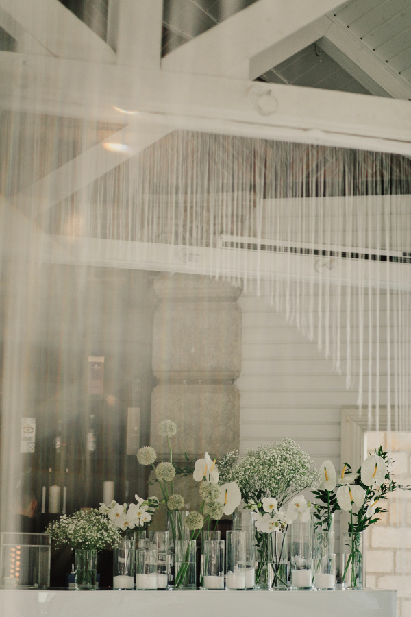 Нежное летнее оформление свадьбы с белоснежной флористикой