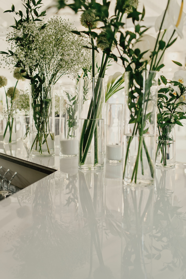 Нежное летнее оформление свадьбы с белоснежной флористикой