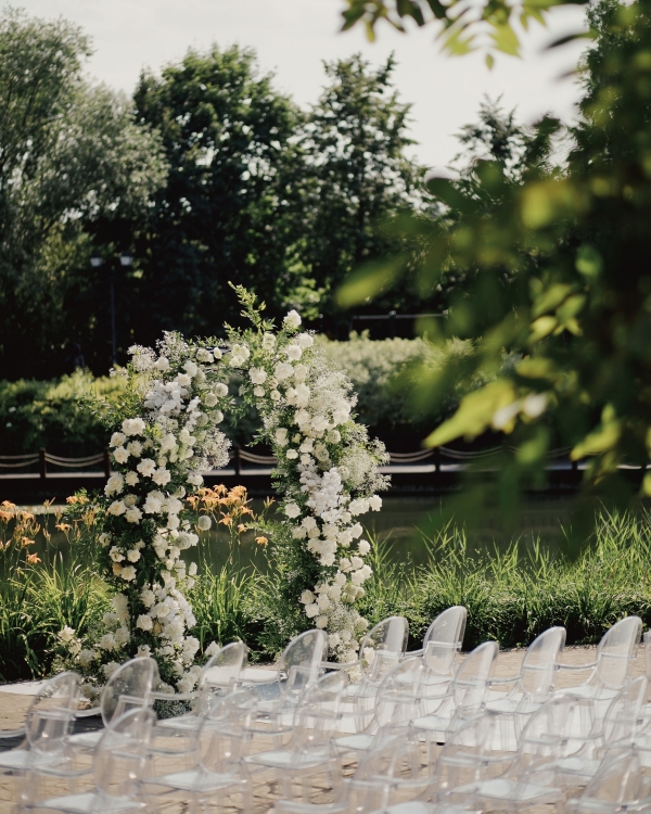 Нежное летнее оформление свадьбы с белоснежной флористикой