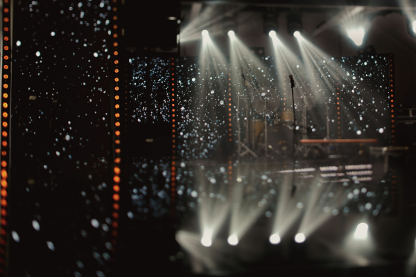 Нежное летнее оформление свадьбы с белоснежной флористикой