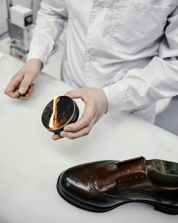 Где купить премиальную мужскую обувь ручной работы?